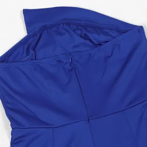 Makroaufnahme des hochwertigen verdeckten Reißverschlusses an diesem blauen trägerlosen Jumpsuit