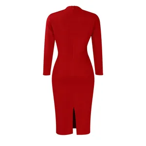 Vue arrière détaillée d'une robe crayon moulante rouge à manches longues avec fente