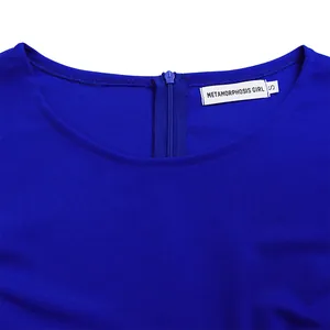 Detailopname van de halslijn van een blauwe kokerjurk met rits op de achterzijde