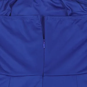 Detailansicht des unsichtbaren Rückenreißverschlusses an einem königsblauen Jumpsuit