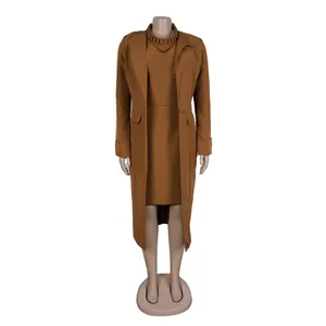 Braunes zweiteiliges Set aus Blaserweste und Kleid an einer Schaufensterpuppe.