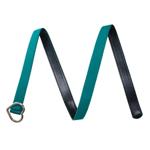 Vue détaillée d'une ceinture en tissu vert tendance avec boucle en cœur argenté