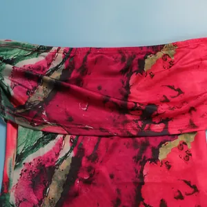 Λεπτομέρεια έντονου φλοράλ φορέματος με έξωμη λαιμόκοψη και ελαστικό ύφασμα υψηλής ποιότητας