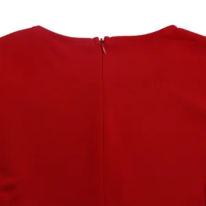 Détail de la fermeture éclair invisible au dos d'une robe crayon rouge grande taille