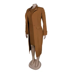 Detailansicht eines braunen Weste-Kleid-Sets mit elegantem Rüschenkragen und Reverskragen
