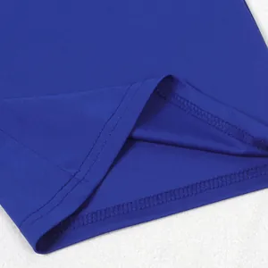 Detaillierte Nahaufnahme professioneller Doppelnaht an blauem elastischem Kleidungsstück