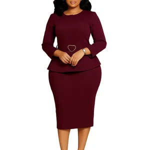 Robe crayon peplum bordeaux chic avec encolure ronde et ceinture dorée en cœur