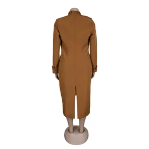 Elegantes braunes Langarm-Midikleid mit Rüschenkragen und Rückenschlitz auf Schaufensterpuppe