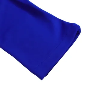 Close-up detail van netjes stiksel op koningsblauwe stof voor elegante dames bodycon jurk