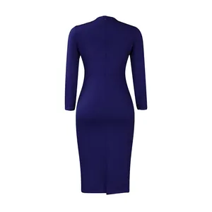 Vue arrière d'une robe crayon midi bleu marine à manches longues avec fente à l'ourlet