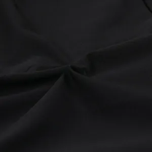 Primo piano della trama del tessuto nero di alta qualità con morbido drappeggio
