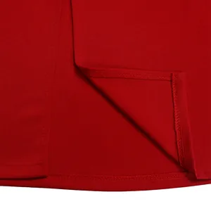 Gros plan détaillé de l'ourlet et des coutures soignées de la robe fourreau rouge.