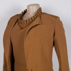 Elegantes karamellbraunes zweiteiliges Blazerset mit detailliertem Rüschenkragen-Design