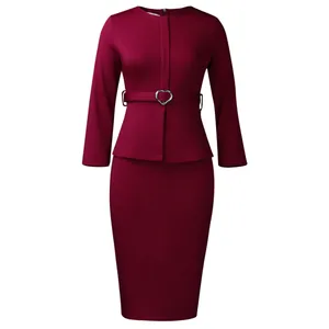 Élégant ensemble haut à basque et jupe crayon bordeaux avec boucle de ceinture en cœur