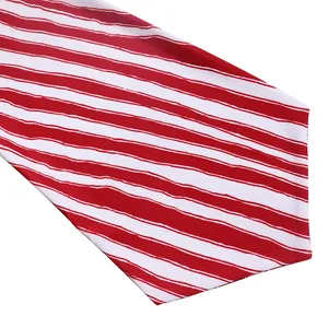 Gros plan détaillé du tissu extensible à rayures rouges et blanches pour robe