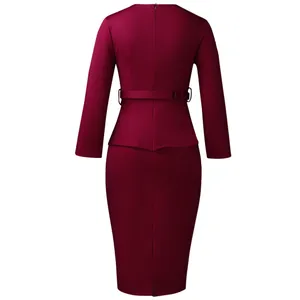Vue arrière élégante d'une robe péplum bordeaux à manches longues avec une ceinture