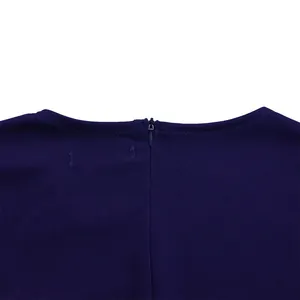 Détail de la fermeture éclair invisible au dos de la robe crayon bleu marine élégante