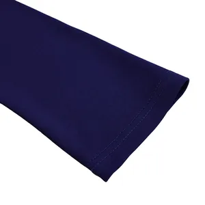 Détail montrant la couture à double aiguille de qualité sur la manche d'une robe en tricot