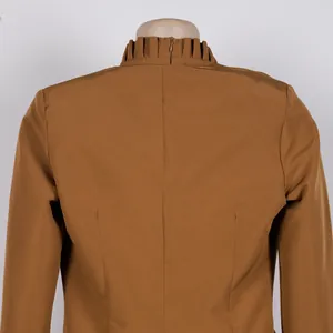 Detailansicht des braunen Blazers mit plissiertem Stehkragen und Rückennaht