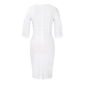 Achteraanzicht van een elegante witte bodycon kokerjurk met mooie halflange mouwen.