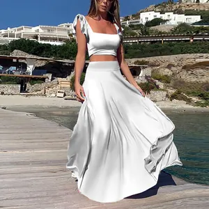 Elegante witte tweedelige set met crop top met ruches en lange rok voor op het strand