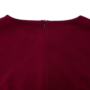 Vue détaillée de la fermeture éclair invisible au dos de cette robe crayon bordeaux.