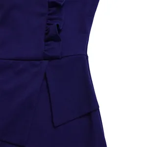 Vue détaillée du design élégant à volants sur une robe moulante de couleur bleu marine.