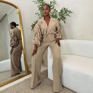 Professionelle Ansicht von khakifarbenem Blazer mit Faltenärmeln und passender Hose