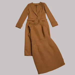Elegantes braunes zweiteiliges Set mit tailliertem Blazer und Kleid mit Plissee-Ausschnitt