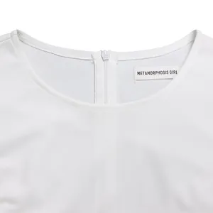 Detailopname van de halslijn van een witte kokerjurk met rits aan de achterzijde