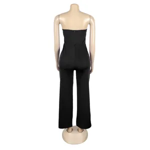 Rückansicht eines schwarzen, trägerlosen, ärmellosen Stretch-Jumpsuits mit weitem Bein.
