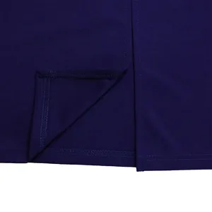 Détail en gros plan de l'ourlet et des coutures sur une robe crayon bleu marine élégante