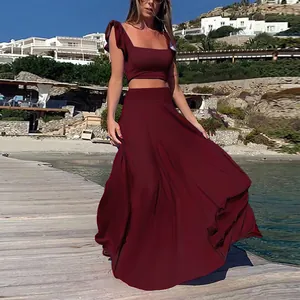 Elegante tweedelige bordeauxrode set met korte ruffletop en vloeiende lange rok dames