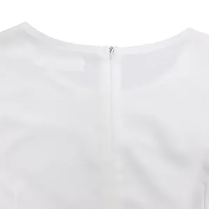Close-up van witte kokerjurk met de onzichtbare rits aan de achterkant en halslijn