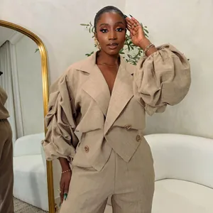 Elegantes beiges zweiteiliges Set mit Puffärmel-Blazer und passender Hose für Damen