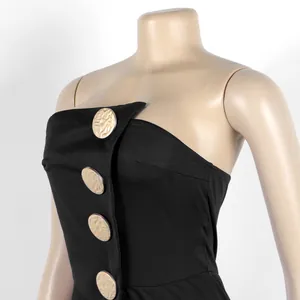 Detailansicht eines schwarzen trägerlosen Overalls mit goldenen Strukturknöpfen