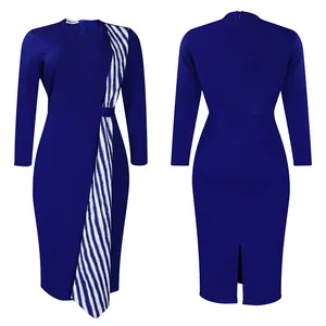 Vue avant et arrière de l'élégante robe crayon bleue grande taille avec empiècement rayé.