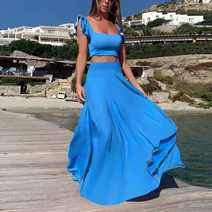 Elegant levendig blauw tweedelig setje met ruches crop top en maxi-rok met hoge taille.