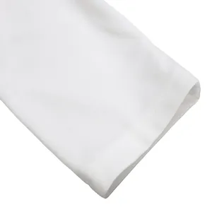 Gedetailleerde close-up van de fijne witte stoftextuur en nauwkeurige stiksels op de mouw
