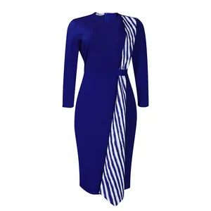 Détail de robe crayon bleu roi avec un panneau décoratif à rayures bleues et blanches