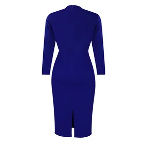 Vue arrière d'une élégante robe crayon bleue à manches longues avec fente arrière