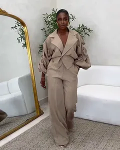 Details zum khakifarbenen Hosenanzug mit Oversize-Revers und plissierten Ärmeln