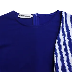 Vue détaillée d'une robe bleue à col rond avec fermeture éclair et bordure rayée
