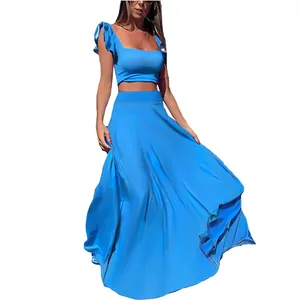 Detail van een elegante blauwe tweedelige set met ruches crop top en zwierige maxi-rok.