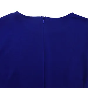 Vue détaillée de la fermeture éclair invisible d'une robe crayon bleu roi de grande taille