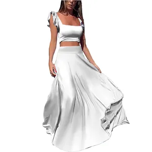 Elegante witte tweedelige set met een ruches crop top en een vloeiende maxi-rok.
