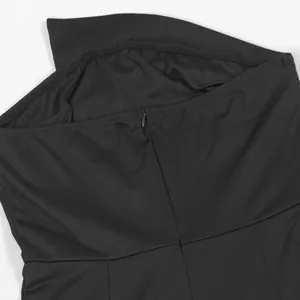Detailansicht eines schwarzen trägerlosen Jumpsuits mit unsichtbarem Reißverschluss.