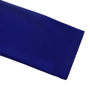 Vue détaillée des coutures fines sur le tissu bleu d'une robe crayon pour femmes
