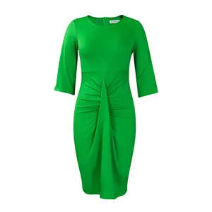 Vooraanzicht van een groene kokerjurk met elegante gerimpelde details in de taille