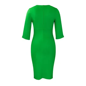 Achteraanzicht van een levendige groene midi bodycon kokerjurk met halflange mouwen
